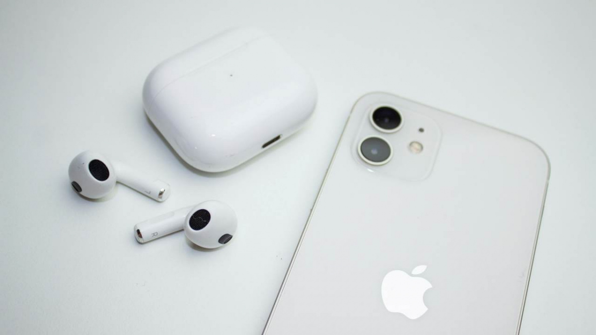 https://unsplash.com/photos/an-apple-product-with-ear-buds-and-an-iphone-Qoa7Euv5_Pw